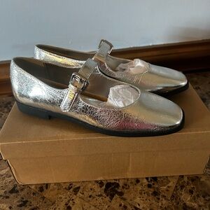 Steve Madden Silver Mary Jane Flats Size 7.5 NEVER WORN NWT AND BOX🩶🤍